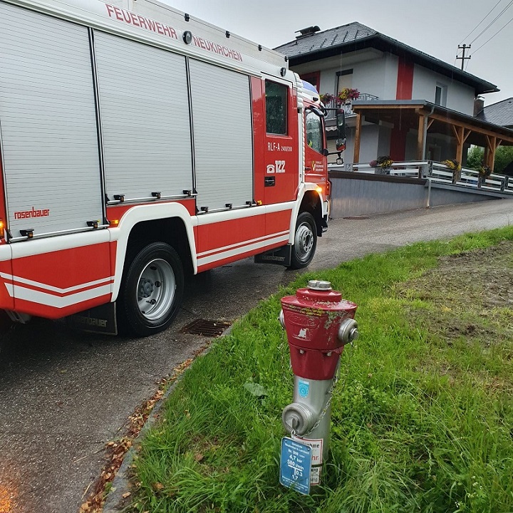 Feuerwehrauto neben Hydrant
